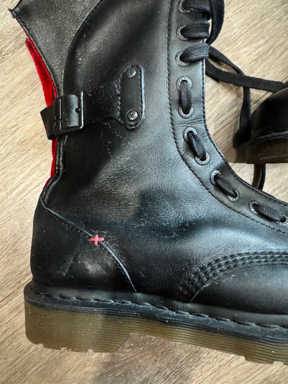 Dr. Martens 11554 13-eye combat boot. - Picture 5 of 11